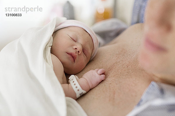 Süßer neugeborener Junge mit Mutter im Krankenhaus