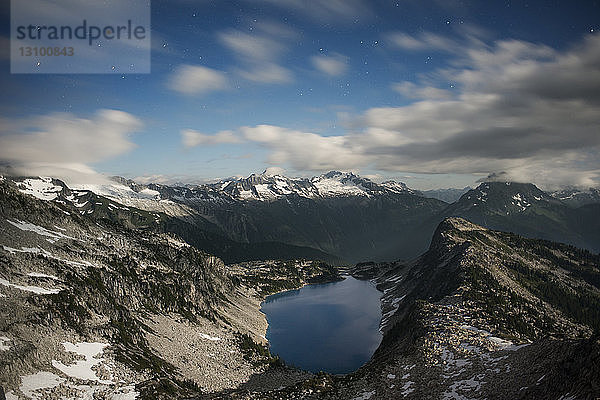 Landschaftliche Ansicht der Berge und des Sees im North Cascades National Park gegen den Himmel