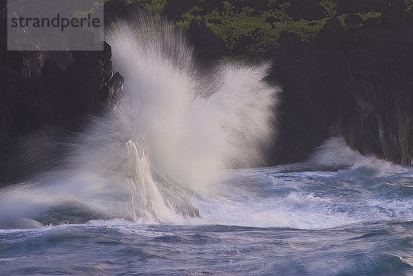 Wellen plätschern auf Felsen der Insel Maui