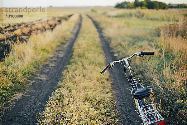 Fahrrad auf dem Spielfeld geparkt