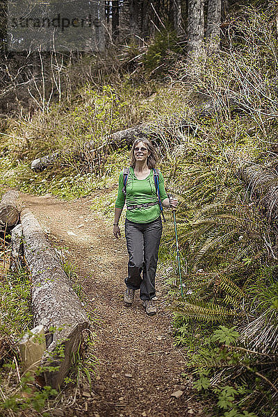Glückliche Frau wandert im Wald