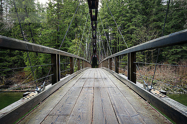 Holzbrücke über den Snoqualmie-Fluss gegen Bäume