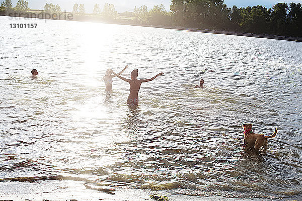 Freunde genießen an sonnigen Tagen im Fluss