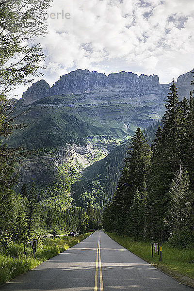 Landstraße zum Berg im Glacier National Park