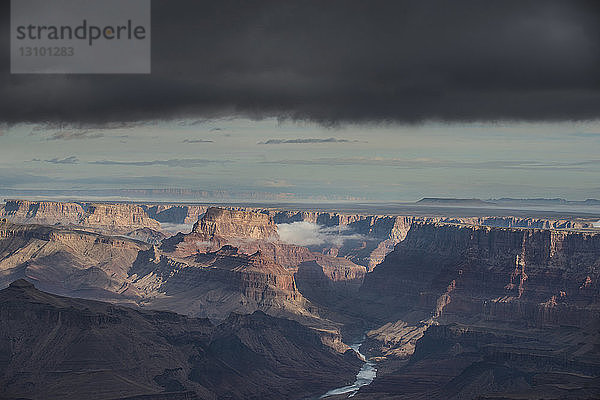 Hochwinkel-Szenenansicht von Felsformationen vor stürmischen Wolken im Grand Canyon National Park