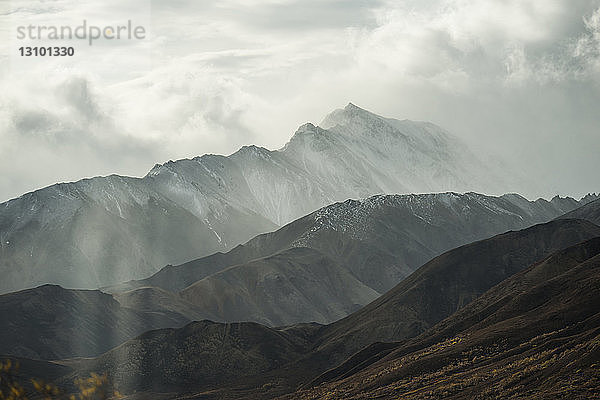 Panoramablick auf die Bergkette im Denali-Nationalpark und -Schutzgebiet