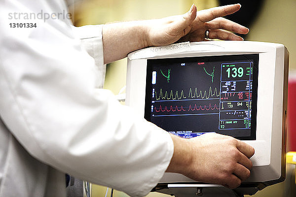 Arzt überprüft Herzfrequenzmonitor