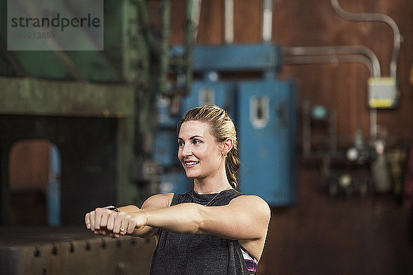 Lächelnde Boxerin beim Training im Fitnessstudio