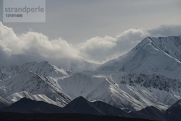 Panoramablick auf schneebedeckte Berge im Denali-Nationalpark und -Schutzgebiet