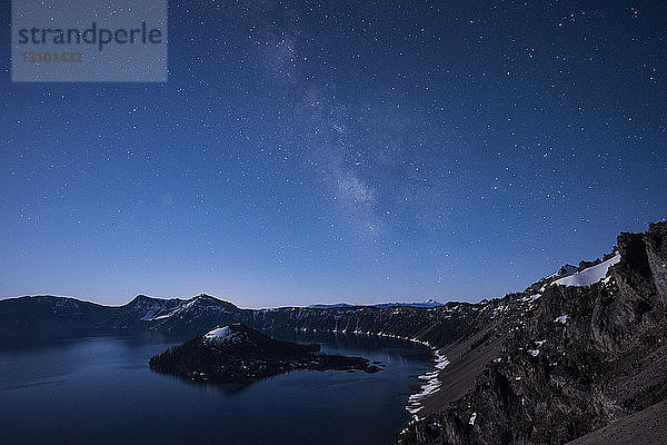 Landschaftliche Ansicht des Crater Lake Nationalparks gegen den Nachthimmel