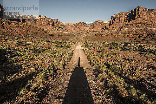 Landschaftliche Ansicht der Felsformationen im Canyonlands-Nationalpark bei klarem Himmel