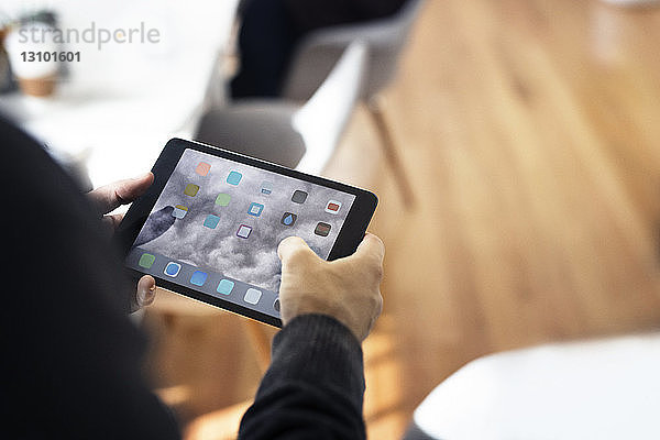 Beschnittenes Bild eines Geschäftsmannes mit digitalem Tablett im Büro