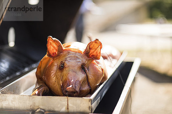 Nahaufnahme von gebratenem Schweinefleisch beim Hochzeitsempfang