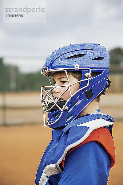 Seitenansicht des auf dem Spielfeld stehenden Baseball-Fängers