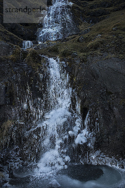Idyllische Hochwinkelansicht des Wasserfalls im Winter