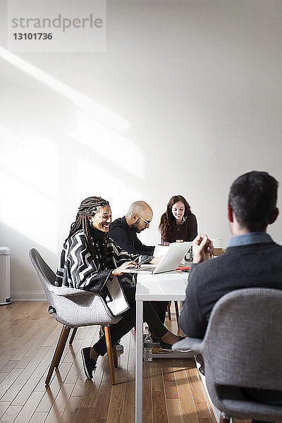 Geschäftsleute diskutieren bei Treffen im Kreativbüro