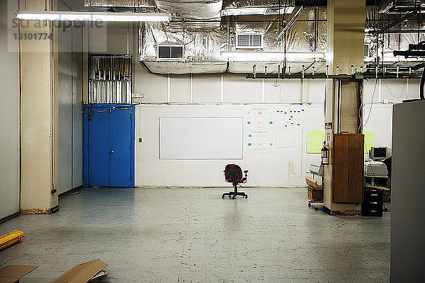 Bürostuhl im leeren Lagerhaus