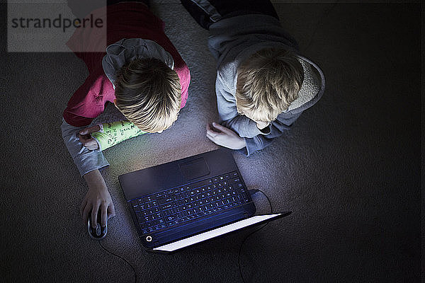 Zwei Jungen mit Laptop