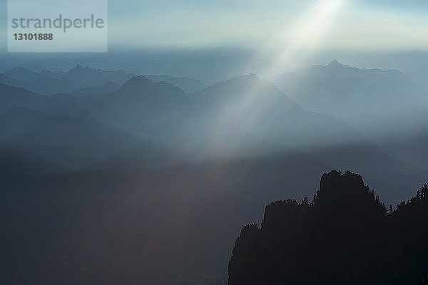 Aussicht auf die Berge bei nebligem Wetter im Mount Pilchuck State Park