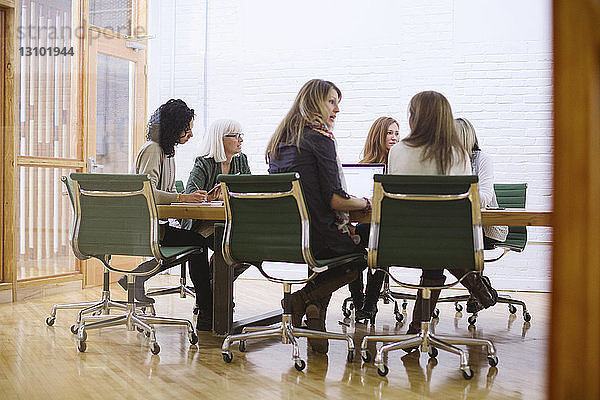 Weibliche Kollegen diskutieren bei einer Sitzung im Sitzungssaal