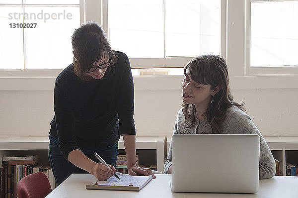 Geschäftsfrauen arbeiten in neuem Büro zusammen