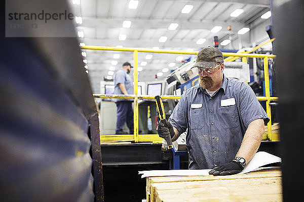 Arbeiter in einer Fabrik der Stahlindustrie