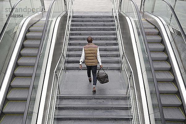 Rückansicht des Mannes beim Treppensteigen in der U-Bahn-Station