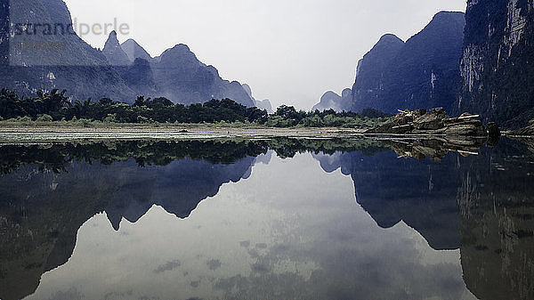 Landschaftliche Ansicht des Flusses Li durch Berge gegen den Himmel
