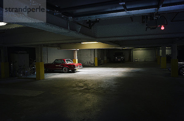 Auto auf beleuchtetem Parkplatz geparkt