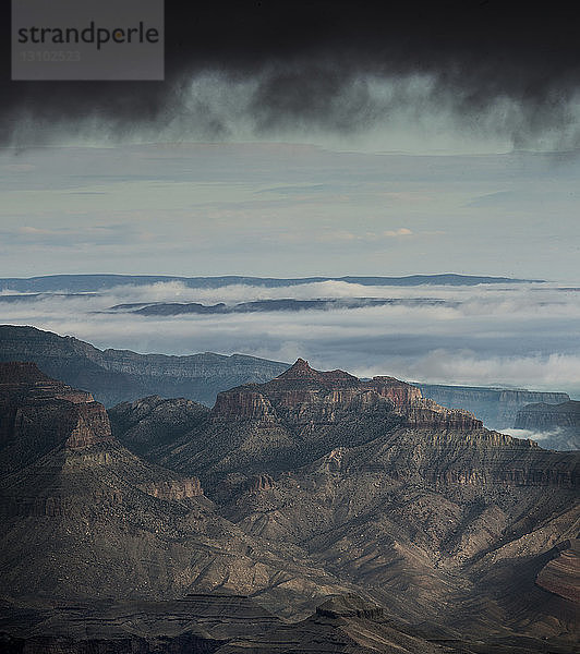 Hochwinkelansicht von Felsformationen inmitten von Wolken im Grand Canyon National Park