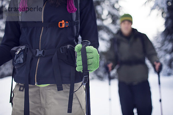 Paar wandert im Wald