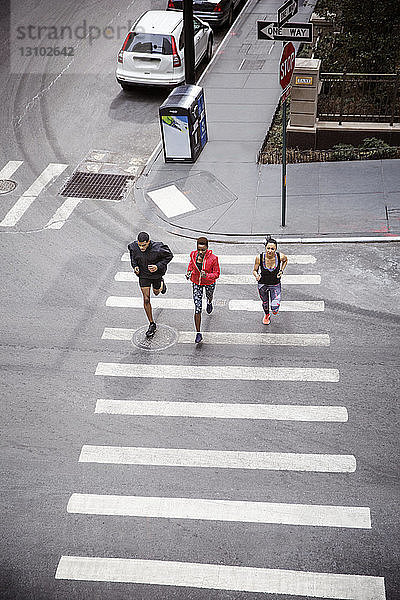Draufsicht auf die Athleten beim Laufen auf dem Zebrastreifen in der Stadt