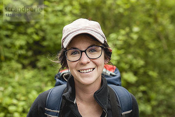 Nahaufnahme des Porträts einer glücklichen Wanderin mit Rucksack im Redwood National- und Staatspark