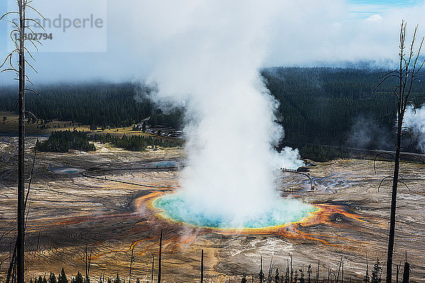 Majestätischer Blick auf den Dampf  der von einer heißen Quelle im Yellowstone-Nationalpark ausströmt