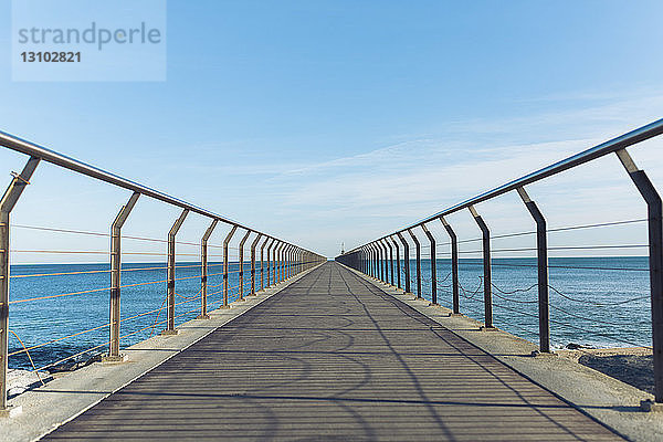 Abnehmende Perspektive der Mole über dem Meer gegen den Himmel