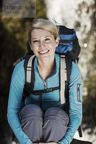 Porträt einer glücklichen Wanderin mit Rucksack