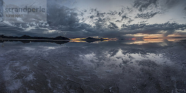 Panoramablick auf die Bonneville Salt Flats bei bewölktem Himmel