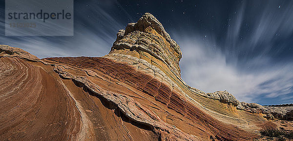 Tiefwinkelansicht von Felsformationen vor bewölktem Himmel am Marble Canyon