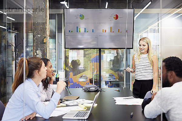 Geschäftsfrauen halten eine Präsentation während einer Sitzung im Sitzungssaal