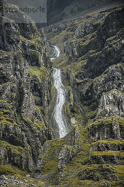 Landschaftliche Ansicht eines Wasserfalls inmitten von Bergen