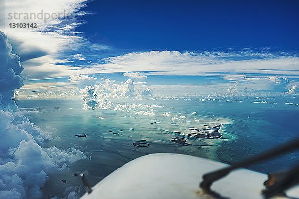 Beschnittenes Bild eines Flugzeugs  das über die Meereslandschaft gegen den Himmel fliegt