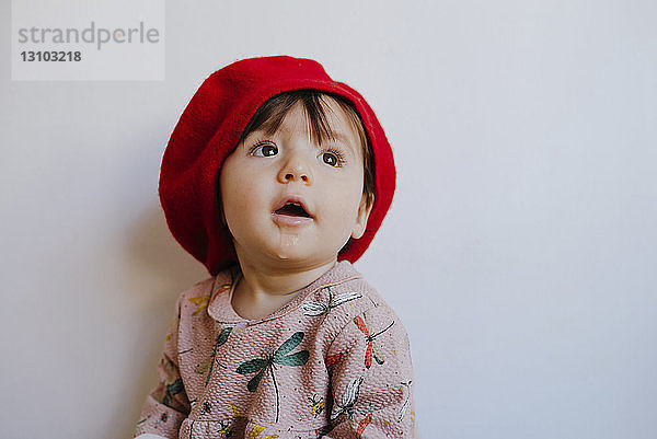 Süßes Baby sabbert  während es zu Hause an die Wand schaut