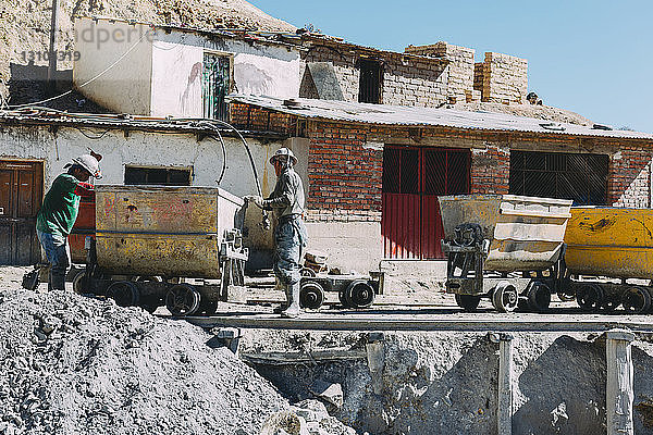 Auf der Baustelle arbeitende Arbeiter