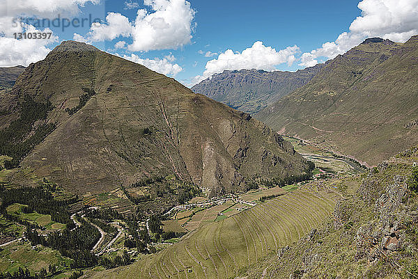 Szenische Ansicht des Heiligen Tals gegen den Himmel bei Pisac