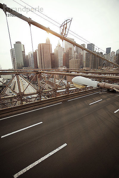 Brooklyn-Brücke über der Stadt