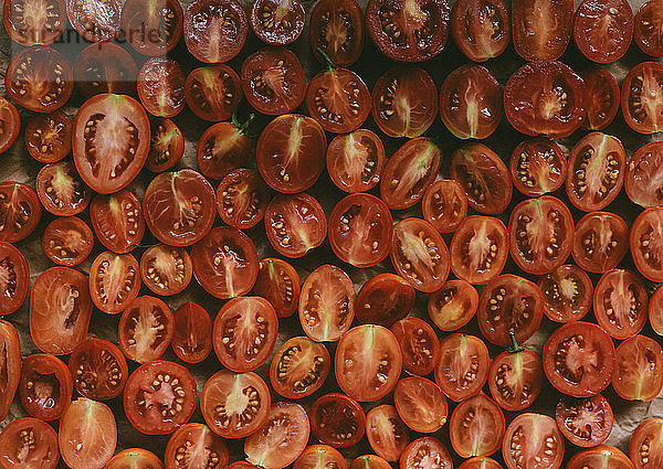 Hochwinkelansicht von auf dem Tisch angeordneten Tomatenscheiben