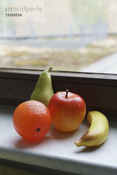 Plastikfrüchte auf der Fensterbank