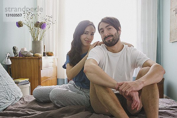 Portrait lächelndes Paar entspannt sich auf dem Bett