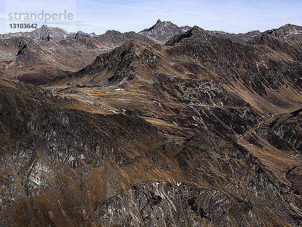 Blick auf zerklüftete braune Bergkette  Ischgl  Tirol  Österreich