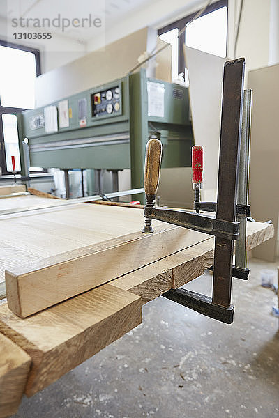 Schraubstockgriff zum Einspannen von Holz in der Tischlerei